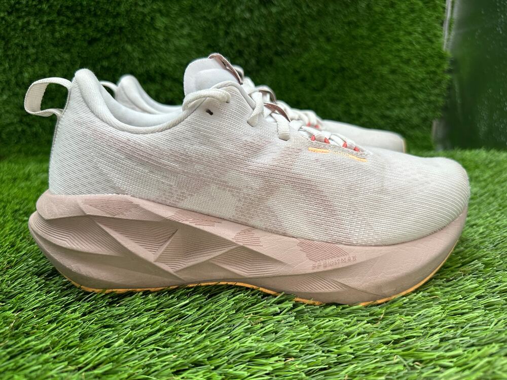 Asics Novablast 5 1012B765 Athletic Sneaker Womens 7 White Mesh Training Jogging